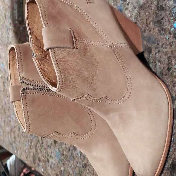 NWOT 9.5 FRYE RAINA BOOTIES BIEGE pointed toe - Picture 9 of 12